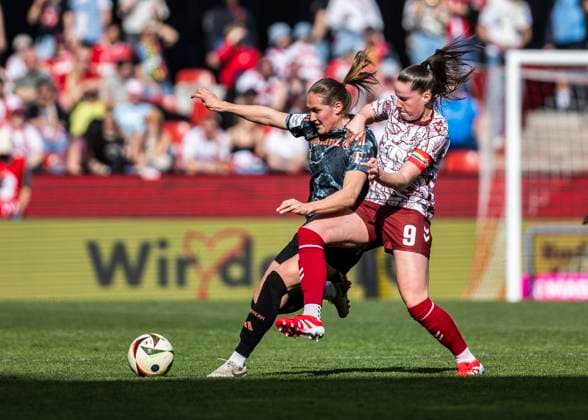 Köln, RheinEnergieStadion, 09.03.2025: Lohmann Sydney of Bayern challenges Achcinska Adriana of Koeln during the 1.Bundesliga match 1.FC Koeln vs. FC Bayern Muenchen.