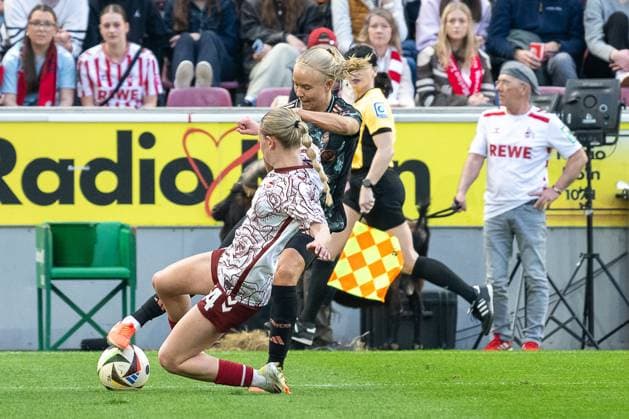 09.03.2025, Fussball: Google Pixel Frauen-Bundesliga, Saison 2024 2025, 16. Spieltag, 1. FC Koeln - FC Bayern Muenchen im RheinEnergieStadion in Köln. Zweikampf zwischen Pernille Harder (FC Bayern Muenchen, 21) und Carlotta Imping (1. FC Koeln, 14). Wichtiger Hinweis: Gemaess den Vorgaben der DFL Deutsche Fussball Liga bzw. des DFB Deutscher Fussball-Bund ist es untersagt, in dem Stadion und oder vom Spiel angefertigte Fotoaufnahmen in Form von Sequenzbildern und oder videoaehnlichen Fotostrecken zu verwerten bzw. verwerten zu lassen. Foto: Kirchner-Media Thomas Haesler Copyright: xKirchner-Media ThomasxHaeslerx