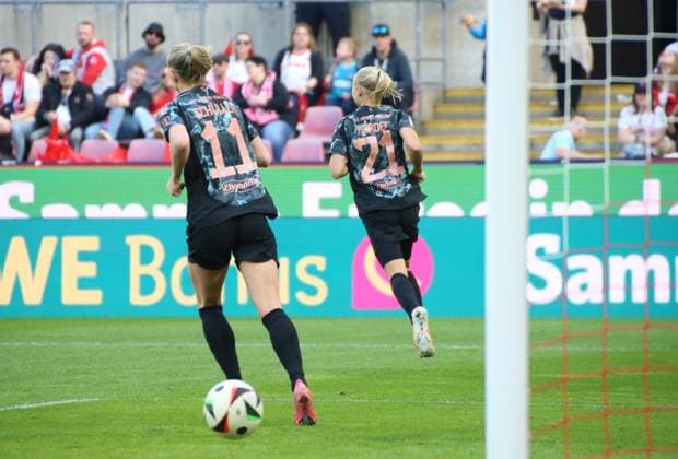 09.03.2025, xgrfx, Fussball Google Pixel Frauen-Bundesliga, 1.FC Köln - FC Bayern München v.l. Tor, Pernille Harder (FC Bayern München) (DFL DFB REGULATIONS PROHIBIT ANY USE OF PHOTOGRAPHS as IMAGE SEQUENCES and or QUASI-VIDEO) Köln