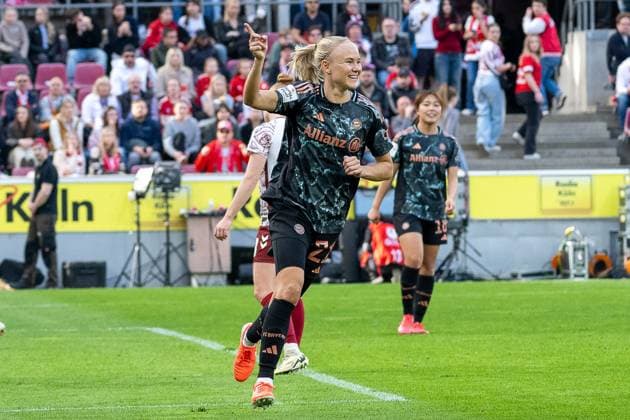 09.03.2025, Fussball: Google Pixel Frauen-Bundesliga, Saison 2024 2025, 16. Spieltag, 1. FC Koeln - FC Bayern Muenchen im RheinEnergieStadion in Köln. Pernille Harder (FC Bayern Muenchen, 21) bejubelt ihr Tor zum 2:0. Wichtiger Hinweis: Gemaess den Vorgaben der DFL Deutsche Fussball Liga bzw. des DFB Deutscher Fussball-Bund ist es untersagt, in dem Stadion und oder vom Spiel angefertigte Fotoaufnahmen in Form von Sequenzbildern und oder videoaehnlichen Fotostrecken zu verwerten bzw. verwerten zu lassen. Foto: Kirchner-Media Thomas Haesler Copyright: xKirchner-Media ThomasxHaeslerx