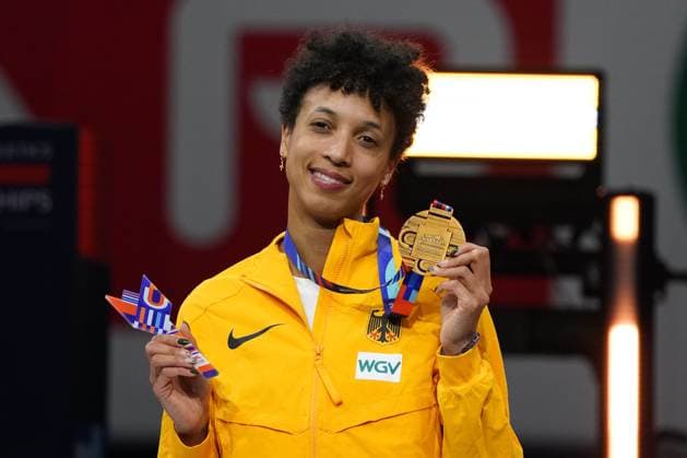 Sport Themen der Woche KW10 Sport Bilder des Tages Leichtathletik, EAA, Hallen Europameisterschaften 2025, European athletics indoor Championships 2025, Hallen EM 2025 Apeldoorn, 06-03- 09.03.2025 , Omnisport Apeldoorn, Weitsprung Frauen Siegerehrung Malaika Mihambo , Bronzemedaille, Deutschland *** Athletics, EAA, European Indoor Championships 2025, European athletics indoor Championships 2025, Indoor European Championships 2025 Apeldoorn, 06 03 09 03 2025 , Omnisport Apeldoorn, Long jump women award ceremony Malaika Mihambo , bronze medal, Germany