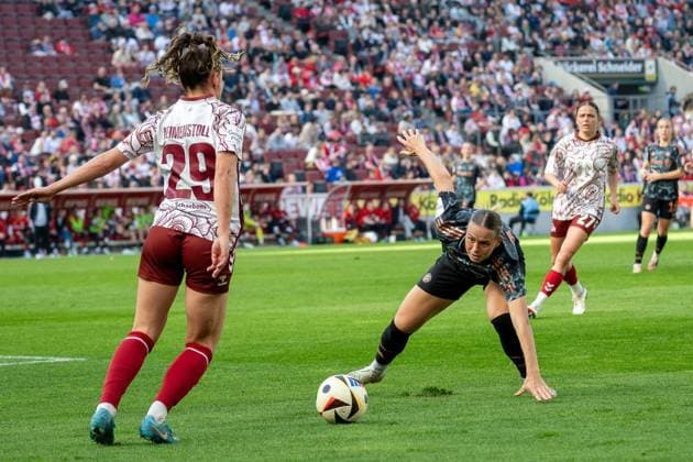 09.03.2025, Fussball: Google Pixel Frauen-Bundesliga, Saison 2024 2025, 16. Spieltag, 1. FC Koeln - FC Bayern Muenchen im RheinEnergieStadion in Köln. Zweikampf zwischen Vanessa Leimenstoll (1. FC Koeln, 29) und Klara Buehl (FC Bayern Muenchen, 17). Wichtiger Hinweis: Gemaess den Vorgaben der DFL Deutsche Fussball Liga bzw. des DFB Deutscher Fussball-Bund ist es untersagt, in dem Stadion und oder vom Spiel angefertigte Fotoaufnahmen in Form von Sequenzbildern und oder videoaehnlichen Fotostrecken zu verwerten bzw. verwerten zu lassen. Foto: Kirchner-Media Thomas Haesler Copyright: xKirchner-Media ThomasxHaeslerx