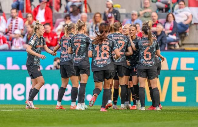 GER, Köln, 1. FC Köln vs FC Bayern München, Google Pixel Bundesliga, Fussball, DFB, Spielzeit 2024 2025, RheinEnergieStadion, 16. Spieltag, im Bild: Pernille Harder (FC Bayern München 21) erzielt das 2:0 und jubelt mit dem Team DFB DFL REGULATIONS PROHIBIT ANY USE OF PHOTOGRAPHS AS IMAGE SEQUENCES AND OR QUASI-VIDEO, 09.03.2025, Copyright: HMBxMedia HendrikxHamelau