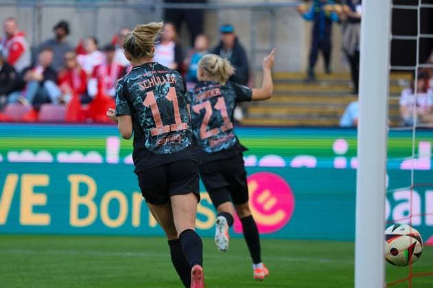 Köln, Deutschland 16. Februar 2025: 1. BL - Frauen - 2024 2025 - 1. FC Köln vs. FC Bayern München Im Bild: v.li. die Zweite Torschützin Pernille Harder (FC Bayern) macht das Tor zum 0:2 für FC Bayern und jubelt DFB regulations prohibit any use of photographs as image sequences and or quasi-video Rhein-Energie-Stadion Nordrhein Westfalen Copyright: xFotostandx xFantinix