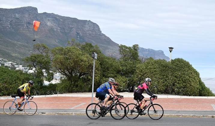 Sport Bilder des Tages (250309) -- CAPE TOWN, March 9, 2025 -- Cyclists take part in the 2025 Cape Town Cycle Tour in Cape Town, South Africa, March 9, 2025. (Photo by Xinhua) (SP)SOUTH AFRICA-CAPE TOWN-CYCLING-CAPE TOWN CYCLE TOUR XabisoxMkhabela 