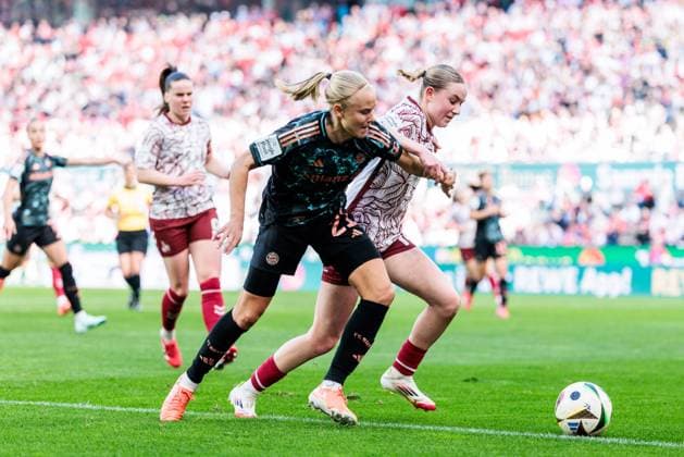 Google Pixel Frauen-Bundesliga, 1. FC Köln - FC Bayern München; 09.03.2025 Zweikampf Pernille Harder (FC Bayern München, 21), Carlotta Imping (1. FC Köln, 14) Google Pixel Frauen-Bundesliga, 1. FC Köln - FC Bayern München, Köln, RheinEnergiestadion am 09.03.2025 DFB REGULATIONS PROHIBIT ANY USE OF PHOTOGRAPHS AS IMAGE SEQUENCES AND OR QUASI-VIDEO. Copyright: xBEAUTIFULxSPORTS Wunderlx