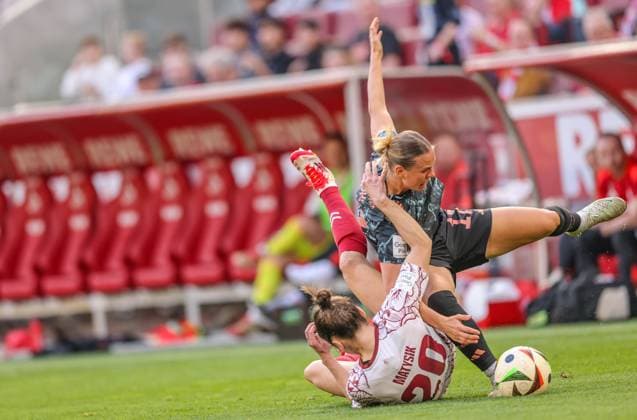 Sport Bilder des Tages GER, Köln, 1. FC Köln vs FC Bayern München, Google Pixel Bundesliga, Fussball, DFB, Spielzeit 2024 2025, RheinEnergieStadion, 16. Spieltag, im Bild v.l.: Sylwia Matysik (1. FC Köln 20) foult Klara Bühl (FC Bayern München 17) DFB DFL REGULATIONS PROHIBIT ANY USE OF PHOTOGRAPHS AS IMAGE SEQUENCES AND OR QUASI-VIDEO, 09.03.2025, Copyright: HMBxMedia HendrikxHamelau