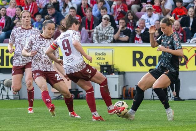 09.03.2025, Fussball: Google Pixel Frauen-Bundesliga, Saison 2024 2025, 16. Spieltag, 1. FC Koeln - FC Bayern Muenchen im RheinEnergieStadion in Köln. Zweikampf zwischen Adriana Achcinska (1. FC Köln, 09) und Klara Buehl (FC Bayern Muenchen, 17). Wichtiger Hinweis: Gemaess den Vorgaben der DFL Deutsche Fussball Liga bzw. des DFB Deutscher Fussball-Bund ist es untersagt, in dem Stadion und oder vom Spiel angefertigte Fotoaufnahmen in Form von Sequenzbildern und oder videoaehnlichen Fotostrecken zu verwerten bzw. verwerten zu lassen. Foto: Kirchner-Media Thomas Haesler Copyright: xKirchner-Media ThomasxHaeslerx