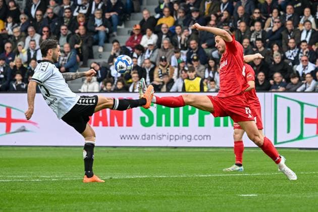 Sport Themen der Woche KW10 Sport Bilder des Tages Spezia& x2019;s Filippo Bandinelli fights for the ball with Pisa& x2019;s Oliver Abildgaard during the Serie B soccer match between Spezia and Pisa at the Alberto Picco Stadium in La Spezia, Italy - Sunday, March 09, 2025. - Soccer .  Copyright: xTanoxPecoraro LaPressex