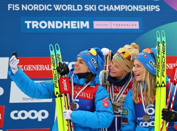 Sport Themen der Woche KW10 Sport Bilder des Tages NORDIC SKIING - FIS Nordic WC Trondheim 2025 TRONDHEIM,NORWAY,09.MAR.25 - NORDIC SKIING, CROSS COUNTRY SKIING - FIS Nordic World Ski Championships, 50 km, mass start, ladies. Image shows the rejoicing of Heidi Weng (NOR), Frida Karlsson (SWE) and Therese Johaug (NOR). Keywords: medal.  GEPAxpictures xThomasxBachun