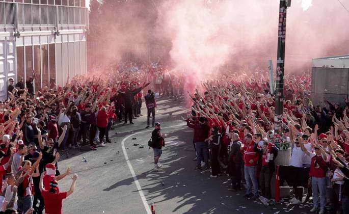 Bilder des Jahres 2025, Sport 03 März Sport Themen der Woche KW10 Sport Bilder des Tages SOCCER - BL, GAK vs Sturm GRAZ,AUSTRIA,09.MAR.25 - SOCCER - ADMIRAL Bundesliga, Grazer AK 1902 vs SK Sturm Graz. Image shows GAK fans waiting for the GAK team bus.  GEPAxpictures xMichaelxRiedler