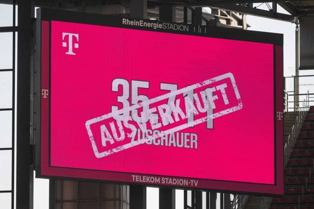 09.03.2025, Fussball: Google Pixel Frauen-Bundesliga, Saison 2024 2025, 16. Spieltag, 1. FC Koeln - FC Bayern Muenchen im RheinEnergieStadion in Köln. Ein neuer Zuschauerrekord wurde aufgestellt. Wichtiger Hinweis: Gemaess den Vorgaben der DFL Deutsche Fussball Liga bzw. des DFB Deutscher Fussball-Bund ist es untersagt, in dem Stadion und oder vom Spiel angefertigte Fotoaufnahmen in Form von Sequenzbildern und oder videoaehnlichen Fotostrecken zu verwerten bzw. verwerten zu lassen. Foto: Kirchner-Media Thomas Haesler Copyright: xKirchner-Media ThomasxHaeslerx