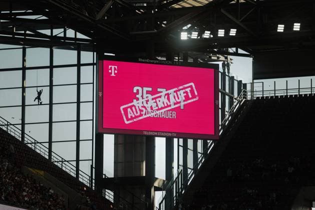 09.03.25, Frauen, Fussball, 1.BL, Saison 2024 2025, 1.FC Köln - FC Bayern München, 16. Spieltag Zuschauerzahl 35711 auf der LED Wand des Rhein Energie Stadions KOELN Rhein-Energie-Stadion NRW Deutschland