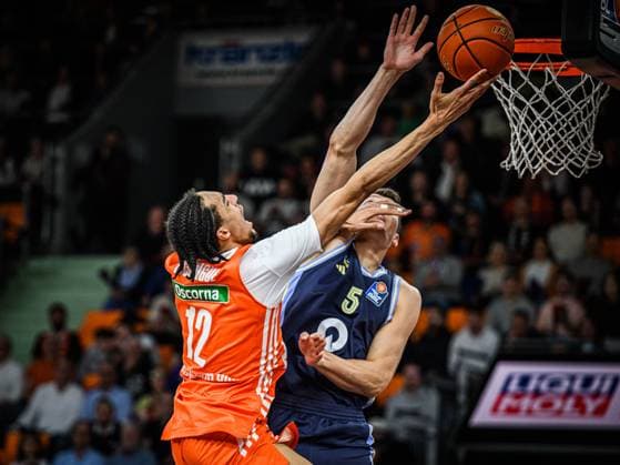 Sport Themen der Woche KW10 Sport Bilder des Tages Neu Ulm, Deutschland, 09.03.25: Noa Essengue (ratiopharm ulm) und Yanni Wetzell (ALBA Berlin) im Zweikampf waehrend des Basketball Bundesliga Spiels zwischen ratiopharm ulm vs ALBA Berlin in der ratiopharm Arena am 09. März 2025 in Neu Ulm, Deutschland. (Foto von Harry Langer DeFodi Images) ratiopharm Arena, Germany, 09.03.25: Noa Essengue (ratiopharm ulm) und Yanni Wetzell (ALBA Berlin) battle for the ball during the Basketball Bundesliga match between ratiopharm ulm vs ALBA Berlin at Neu Ulm on March 9, 2025 in ratiopharm Arena, Germany. (Photo by Harry Langer DeFodi Images) (Photo by Harry Langer DeFodi Images) *** Neu Ulm, Germany, 09 03 25 Noa Essengue ratiopharm ulm and Yanni Wetzell ALBA Berlin battle for the ball during the Basketball Bundesliga match between ratiopharm ulm vs ALBA Berlin at the ratiopharm Arena on March 09, 2025 in Neu Ulm, Germany Photo by Harry Langer DeFodi Images ratiopharm Arena, Germany, 09 03 25 Noa Essengue ratiopharm ulm and Yanni Wetzell ALBA Berlin battle for the ball during the Basketball Bundesliga match between ratiopharm ulm vs ALBA Berlin at Neu Ulm on March 9, 2025 in ratiopharm Arena, Germany Photo by Harry Langer DeFodi Images Photo by Harry Langer DeFodi Images