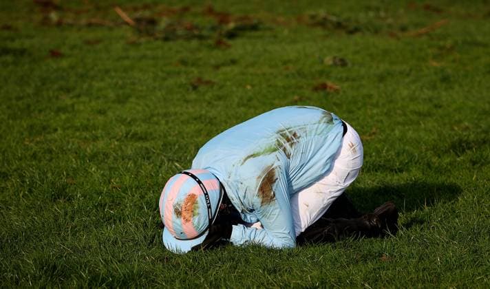 Sport Themen der Woche KW10 Sport Bilder des Tages REPRO FREE *PRESS RELEASE NO REPRODUCTION FEE* EDITORIAL USE ONLY Bar One Racing Leinster National Day 2025, Naas Racecourse, Naas, Kildare 9 3 2025 The Bar One Racing Guaranteed Overnight Prices Beginners Steeplechase Kevin Sexton protects himself after a fall Kevin Sexton protects himself after a fall 9 3 2025  Copyright: x INPHO RyanxByrnex RB1_7721