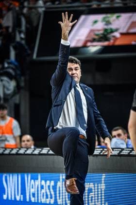 Neu Ulm, Deutschland, 09.03.25: Trainer Israel Gonzalez (ALBA Berlin) gestikuliert, gestik waehrend des Basketball Bundesliga Spiels zwischen ratiopharm ulm vs ALBA Berlin in der ratiopharm Arena am 09. März 2025 in Neu Ulm, Deutschland. (Foto von Harry Langer DeFodi Images) ratiopharm Arena, Germany, 09.03.25: Trainer Israel Gonzalez (ALBA Berlin) gestures during the Basketball Bundesliga match between ratiopharm ulm vs ALBA Berlin at Neu Ulm on March 9, 2025 in ratiopharm Arena, Germany. (Photo by Harry Langer DeFodi Images) (Photo by Harry Langer DeFodi Images)