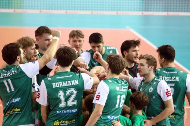 Hachinger Mannschaft vor Spielbeginn He-Volleyball, 1. BL, 24 25, TSV Haching Muenchen vs powervolleys Dueren, Geothermie Arena, Unterhaching, 09.03.25 Copyright: WolfgangxFehrmann