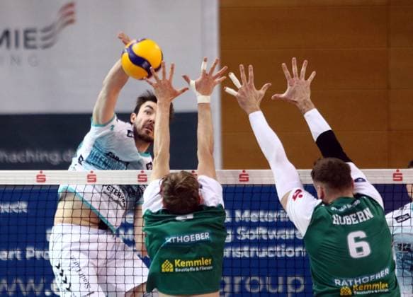 von links Matthew NEAVES (Dueren), Lars EKELAND (Haching), Georg HOBERN (Haching), He-Volleyball, 1. BL, 24 25, TSV Haching Muenchen vs powervolleys Dueren, Geothermie Arena, Unterhaching, 09.03.25 Copyright: WolfgangxFehrmann