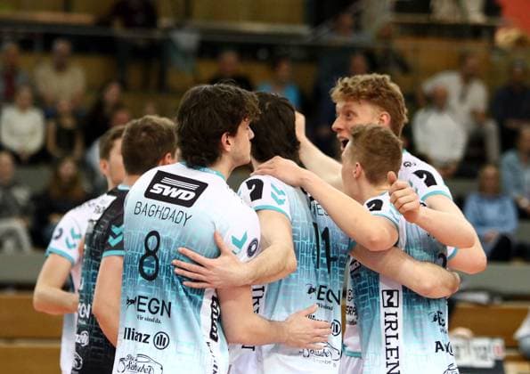 Duerener Freude ueber einen Punktgewinn He-Volleyball, 1. BL, 24 25, TSV Haching Muenchen vs powervolleys Dueren, Geothermie Arena, Unterhaching, 09.03.25 Copyright: WolfgangxFehrmann