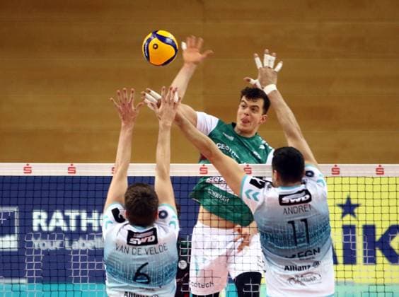 von links in der Mitte Lucas ROESLER (Haching), He-Volleyball, 1. BL, 24 25, TSV Haching Muenchen vs powervolleys Dueren, Geothermie Arena, Unterhaching, 09.03.25 Copyright: WolfgangxFehrmann