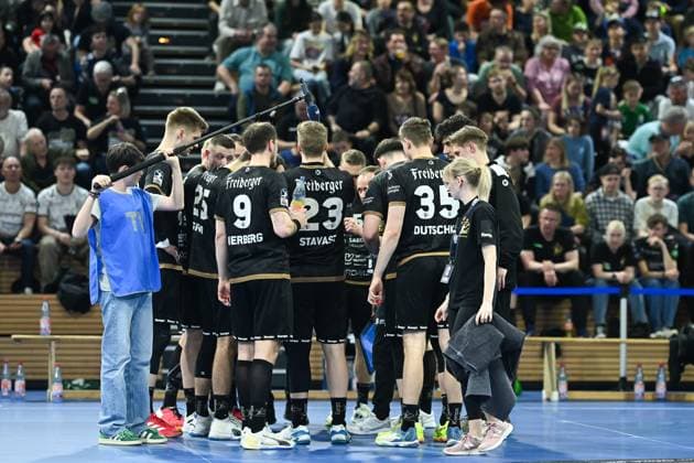 Die Mannschaft vom HC Elflorenz waehrend einer Auszeit - HC Elbflorenz 2006 vs. VfL Eintracht Hagen, 2. Handball Bundesliga Herren, Spielzeit 2024 2025, 09.03.2025 HC Elbflorenz 2006 vs. VfL Eintracht Hagen, 2. Handball Bundesliga Herren, Spielzeit 2024 2025, 09.03.2025 Dresden