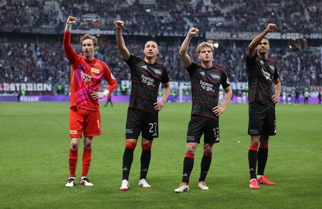 Bilder des Jahres 2025, Sport 03 März Sport Themen der Woche KW10 Sport Bilder des Tages 09.03.2025, Fussball Bundesliga, Eintracht Frankfurt - 1. FC Union Berlin, v.l., Torwart Frederik Rönnow (1. FC Union Berlin), Marin Ljubicic (1. FC Union Berlin), Andras Schäfer (1. FC Union Berlin), Danilho Doekhi (1. FC Union Berlin) feiern mit den Fans DFL DFB REGULATIONS PROHIBIT ANY USE OF PHOTOGRAPHS AS IMAGE SEQUENCES AND OR QUASI-VIDEO. xdcx *** 09 03 2025, Bundesliga, Eintracht Frankfurt 1 FC Union Berlin, f l , Goalkeeper Frederik Rönnow 1 FC Union Berlin , Marin Ljubicic 1 FC Union Berlin , Andras Schäfer 1 FC Union Berlin , Danilho Doekhi 1 FC Union Berlin celebrate with the fans DFL DFB REGULATIONS PROHIBIT ANY USE OF PHOTOGRAPHS AS IMAGE SEQUENCES AND OR QUASI VIDEO xdcx Copyright: HMBxMedia Claus