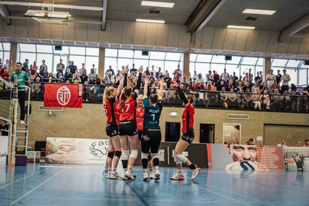 Volleyball Frauen Saison 2024 2025 2. Volleyball Bundesliga Frauen Pro ETV Hamburg vs. Rote Raben Vilsbiburg 09.03.2025 ETV jubelt nach einem erfolgreichem Block, in der Mitte Luise Klein ( 9, ETV Hamburg) Hamburg ETV Sporthalle Hoheluft Hamburg Deutschland