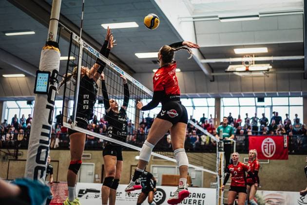 Volleyball Frauen Saison 2024 2025 2. Volleyball Bundesliga Frauen Pro ETV Hamburg vs. Rote Raben Vilsbiburg 09.03.2025 Svea Frobel ( 11, ETV Hamburg) beim Angriff Hamburg ETV Sporthalle Hoheluft Hamburg Deutschland