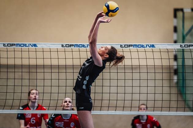 Volleyball Frauen Saison 2024 2025 2. Volleyball Bundesliga Frauen Pro ETV Hamburg vs. Rote Raben Vilsbiburg 09.03.2025 Irene del Carmen Ramos Mencia ( 2, Rote Raben Vilsbiburg) beim Zuspiel Hamburg ETV Sporthalle Hoheluft Hamburg Deutschland