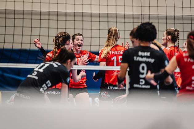 Volleyball Frauen Saison 2024 2025 2. Volleyball Bundesliga Frauen Pro ETV Hamburg vs. Rote Raben Vilsbiburg 09.03.2025 ETV jubelt, in der Mitte Louisa Krams ( 17, ETV Hamburg) Hamburg ETV Sporthalle Hoheluft Hamburg Deutschland