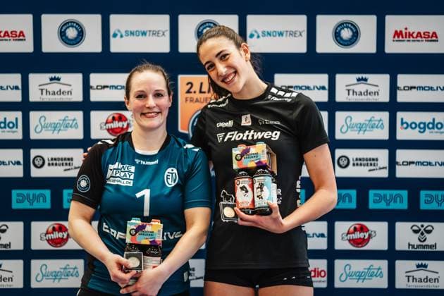 Volleyball Frauen Saison 2024 2025 2. Volleyball Bundesliga Frauen Pro ETV Hamburg vs. Rote Raben Vilsbiburg 09.03.2025 MVP des Spiels v.l. Jana-Marie Meiser ( 1, ETV Hamburg) und Cayetana Lopez Rey ( 11, Rote Raben Vilsbiburg) Hamburg ETV Sporthalle Hoheluft Hamburg Deutschland