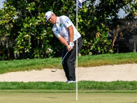 March 9, 2025: Sungjae Im of Korea chips up on the 1st green during final round of the Arnold Palmer Invitational presented by Mastercard held at Arnold Palmer s Bay Hill Club & Lodge in Orlando, FL. Romeo T Guzman CSM Orlando USA - ZUMAcg2_ 20250309_faf_cg2_013 Copyright: xRomeoxGuzmanx