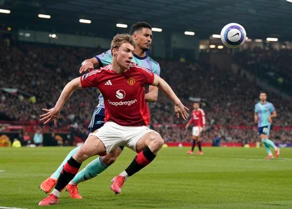 Bilder des Jahres 2025, Sport 03 März Sport Themen der Woche KW10 Sport Bilder des Tages Manchester, England, 9th March 2025. Rasmus Hojlund of Manchester United, ManU (R) is challenged by William Saliba of Arsenal during the Premier League Manchester United v Arsenal match at Old Trafford, Manchester. Picture credit should read: Andrew Yates Sportimage EDITORIAL USE ONLY. No use with unauthorised audio, video, data, fixture lists, club league logos or live services. Online in-match use limited to 120 images, no video emulation. No use in betting, games or single club league player publications. SPI_033_AY_MAN_UTD_ARSENAL SPI-3735-0033
