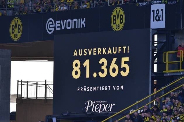 Fußball 1. Bundesliga 25. Spieltag Borussia Dortmund - FC Augsburg am 08.03.2025 im Signal Iduna Park in Dortmund Die Anzeigetafel im Signal Iduna Park zeigt die Zuschauerzahl an: 81.365 - ausverkauft! DFL regulations prohibit any use of photographs as image sequences and or quasi-video. *** Soccer 1 Bundesliga 25 Matchday Borussia Dortmund FC Augsburg on 08 03 2025 at Signal Iduna Park in Dortmund The scoreboard at Signal Iduna Park shows the number of spectators 81 365 sold out DFL regulations prohibit any use of photographs as image sequences and or quasi video xRx