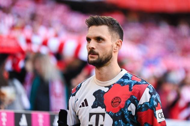 Sven Ulreich (FC Bayern Muenchen) wirkt nachdenklich vor dem Spiel der 1. Bundesliga zwischen FC Bayern München und VfL Bochum 1848, Allianz Arena am 08. March 2025 in München, Deutschland. (Foto von Silas Schüller DeFodi Images) +++ Sven Ulreich (FC Bayern Muenchen) looks thoughtful before the Bundesliga match between FC Bayern München and VfL Bochum 1848 at Allianz Arena on March 8, 2025 in Munich, Germany. (Photo by Silas Schüller DeFodi Images) DFL regulations prohibit any use of photographs as image sequences and or quasi-video. (Photo by Silas Schueller DeFodi Images)