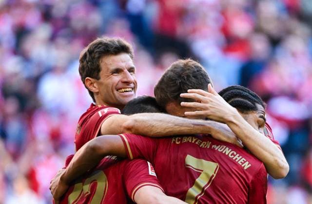 Thomas Mueller (FC Bayern Muenchen) lacht und bejubelt das zweite Tor seiner Mannschaft waehrend des Spiels der 1. Bundesliga zwischen FC Bayern München und VfL Bochum 1848, Allianz Arena am 08. March 2025 in München, Deutschland. (Foto von Silas Schüller DeFodi Images) +++ Thomas Mueller (FC Bayern Muenchen) laughs and celebrates his team s second goal during the Bundesliga match between FC Bayern München and VfL Bochum 1848 at Allianz Arena on March 8, 2025 in Munich, Germany. (Photo by Silas Schüller DeFodi Images) DFL regulations prohibit any use of photographs as image sequences and or quasi-video. (Photo by Silas Schueller DeFodi Images)
