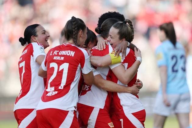 1. FC Union Berlin vs SG 99 Andernach Second Women s Bundesliga Lisa Heiseler of Union Berlin celebrates with teammates after scoring her team s first goal during the match of Second Women s Bundesliga between 1. FC Union Berlin vs SG 99 Andernach at der Alten Försterei Stadium on March 9, 2025 in Berlin, Germany. Berlin der Alten Försterei Stadium Germany Copyright: xMaryamxMajdx