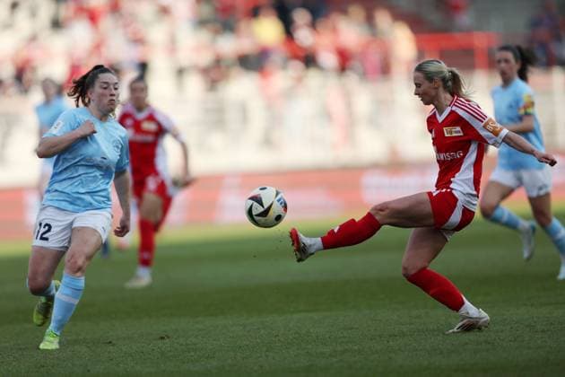 1. FC Union Berlin vs SG 99 Andernach Second Women s Bundesliga Charleen Niesler of Union Berlin competes for the ball with Leonie Krump of SG 99 Andernach during the match of Second Women s Bundesliga between 1. FC Union Berlin vs SG 99 Andernach at der Alten Försterei Stadium on March 9, 2025 in Berlin, Germany. Berlin der Alten Försterei Stadium Germany Copyright: xMaryamxMajdx