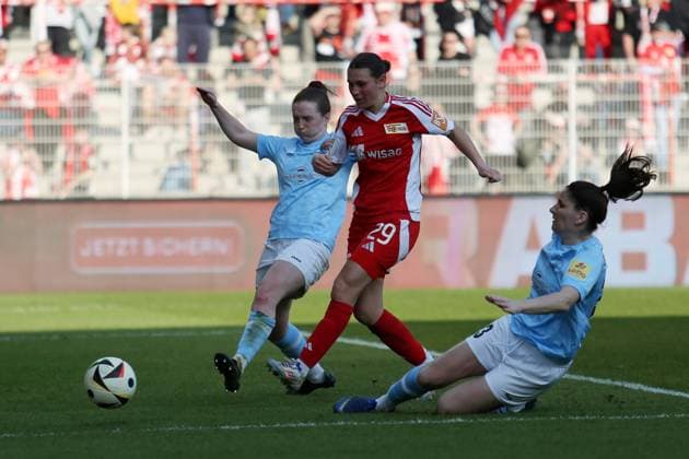 1. FC Union Berlin vs SG 99 Andernach Second Women s Bundesliga Antonia Halverkamps of Union Berlin competes for the ball with Alina Recht of SG 99 Andernach during the match of Second Women s Bundesliga between 1. FC Union Berlin vs SG 99 Andernach at der Alten Försterei Stadium on March 9, 2025 in Berlin, Germany. Berlin der Alten Försterei Stadium Germany Copyright: xMaryamxMajdx