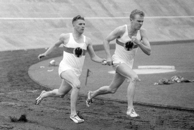 Leichtathletik-Laenderkampf Deutschland - Holland am 27.7.1958 in Nijmwegen. 4x100m Staffel: Heinz Fuetterer (li.) uebergibt an Manfred Germar. *** Athletics national competition Germany Holland on 27 7 1958 in Nijmwegen 4x100m relay Heinz Fuetterer hands over to Manfred Germar HM