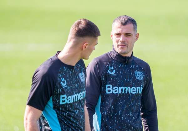 v.l. Patrik Schick (Bayer 04 Leverkusen, 14) im Gespräch mit Granit Xhaka (Bayer 04 Leverkusen, 34) 10.03.2025, Abschlusstraining Bayer 04 Leverkusen vor dem Rückspiel der Champions League Bayer Leverkusen - FC Bayern München Bundesliga, GER, Leverkusen, BayArena DFL regulations prohibit any use of photographs as image sequences and or quasi-video. Copyright: HMBxMedia xMarcoxBader