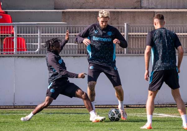 Zweikampf zwischen: Jeremie Frimpong (Bayer 04 Leverkusen, 30) und Robert Andrich (Bayer 04 Leverkusen, 8) 10.03.2025, Abschlusstraining Bayer 04 Leverkusen vor dem Rückspiel der Champions League Bayer Leverkusen - FC Bayern München Bundesliga, GER, Leverkusen, BayArena DFL regulations prohibit any use of photographs as image sequences and or quasi-video. Copyright: HMBxMedia xMarcoxBader