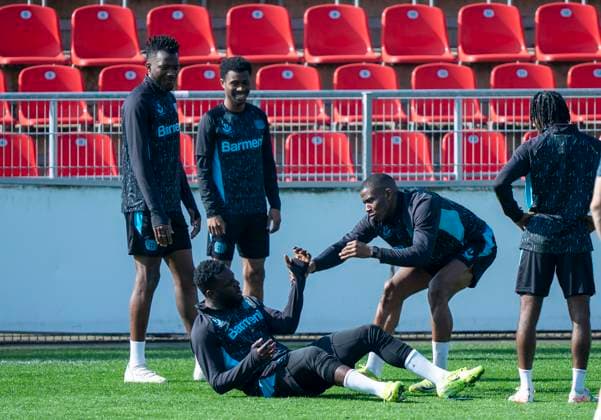 Nordi Mukiele (Bayer 04 Leverkusen, 23) hilft Victor Boniface (Bayer 04 Leverkusen, 22) wieder hoch. 10.03.2025, Abschlusstraining Bayer 04 Leverkusen vor dem Rückspiel der Champions League Bayer Leverkusen - FC Bayern München Bundesliga, GER, Leverkusen, BayArena DFL regulations prohibit any use of photographs as image sequences and or quasi-video. Copyright: HMBxMedia xMarcoxBader