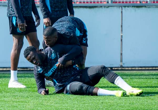 Nordi Mukiele (Bayer 04 Leverkusen, 23) hilft Victor Boniface (Bayer 04 Leverkusen, 22) wieder hoch. 10.03.2025, Abschlusstraining Bayer 04 Leverkusen vor dem Rückspiel der Champions League Bayer Leverkusen - FC Bayern München Bundesliga, GER, Leverkusen, BayArena DFL regulations prohibit any use of photographs as image sequences and or quasi-video. Copyright: HMBxMedia xMarcoxBader