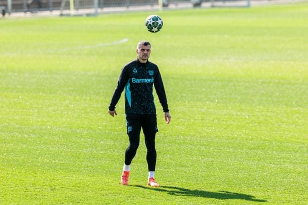 UEFA Champions League, Abschlusstraining Bayer 04 Leverkusen; 10.03.2025 Granit Xhaka (Bayer 04 Leverkusen, 34) am Ball UEFA Champions League Achtelfinale Rückspiel, Abschlusstraining Bayer 04 Leverkusen vor dem Spiel gegen FC Bayern München; Leverkusen, Ulrich-Haberland-Stadion am 10.03.2025 Copyright: xBEAUTIFULxSPORTS Wunderlx