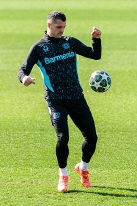 UEFA Champions League, Abschlusstraining Bayer 04 Leverkusen; 10.03.2025 Granit Xhaka (Bayer 04 Leverkusen, 34) am Ball UEFA Champions League Achtelfinale Rückspiel, Abschlusstraining Bayer 04 Leverkusen vor dem Spiel gegen FC Bayern München; Leverkusen, Ulrich-Haberland-Stadion am 10.03.2025 Copyright: xBEAUTIFULxSPORTS Wunderlx