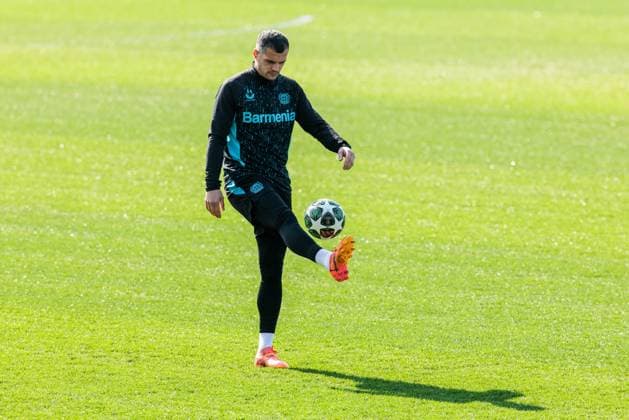 UEFA Champions League, Abschlusstraining Bayer 04 Leverkusen; 10.03.2025 Granit Xhaka (Bayer 04 Leverkusen, 34) am Ball UEFA Champions League Achtelfinale Rückspiel, Abschlusstraining Bayer 04 Leverkusen vor dem Spiel gegen FC Bayern München; Leverkusen, Ulrich-Haberland-Stadion am 10.03.2025 Copyright: xBEAUTIFULxSPORTS Wunderlx