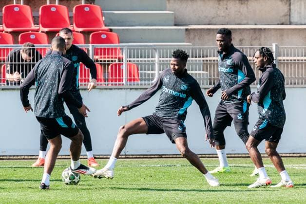 UEFA Champions League, Abschlusstraining Bayer 04 Leverkusen; 10.03.2025 Warmkicken Edmond Tapsoba (Bayer 04 Leverkusen, 12) UEFA Champions League Achtelfinale Rückspiel, Abschlusstraining Bayer 04 Leverkusen vor dem Spiel gegen FC Bayern München; Leverkusen, Ulrich-Haberland-Stadion am 10.03.2025 Copyright: xBEAUTIFULxSPORTS Wunderlx