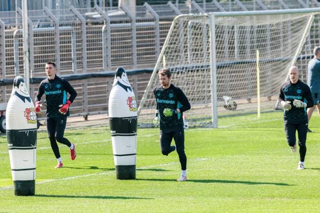 UEFA Champions League, Abschlusstraining Bayer 04 Leverkusen; 10.03.2025 Matej Kovar (Bayer 04 Leverkusen, 17), Lukas Hradecky (Bayer 04 Leverkusen, 1), Niklas Lomb (Bayer 04 Leverkusen, 36) machen sich warm UEFA Champions League Achtelfinale Rückspiel, Abschlusstraining Bayer 04 Leverkusen vor dem Spiel gegen FC Bayern München; Leverkusen, Ulrich-Haberland-Stadion am 10.03.2025 Copyright: xBEAUTIFULxSPORTS Wunderlx