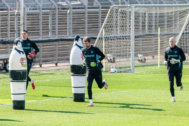 UEFA Champions League, Abschlusstraining Bayer 04 Leverkusen; 10.03.2025 Matej Kovar (Bayer 04 Leverkusen, 17), Lukas Hradecky (Bayer 04 Leverkusen, 1), Niklas Lomb (Bayer 04 Leverkusen, 36) machen sich warm UEFA Champions League Achtelfinale Rückspiel, Abschlusstraining Bayer 04 Leverkusen vor dem Spiel gegen FC Bayern München; Leverkusen, Ulrich-Haberland-Stadion am 10.03.2025 Copyright: xBEAUTIFULxSPORTS Wunderlx